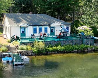 Waterfront Lake House Cottage Private Dock, Deck, Kayak, Boat, Swim, Fish, Relax - Deerfield - Building