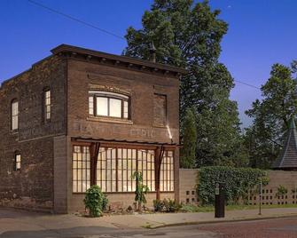Luxury Historic Home Next to US Bank Stadium. Private Courtyard + Rooftop. - Medicine Lake - Building