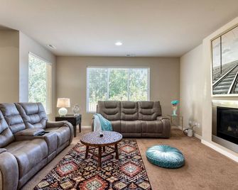 Quieter Villa: safe neighborhood, closer to Boeing - Everett - Living room