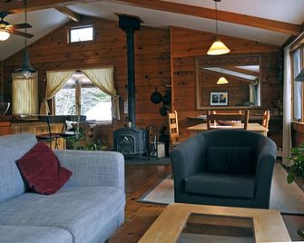 Two Bedroom Riverfront Log Cabin - Warrensburg - Sala de estar