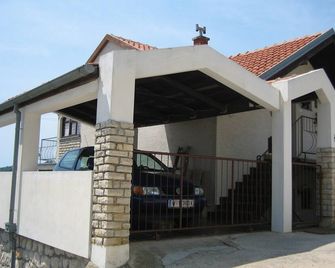 Luxury Apartment With Panoramic Sea View In Tisno, Only 100 Steps To The Sea - Tisno - Bâtiment