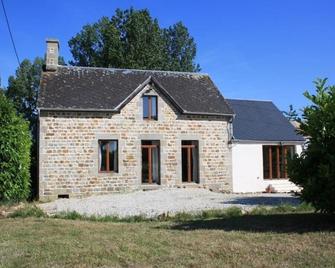 Country location with easy access to local towns. Sleeps up to six people. - Mortain-Bocage - Edificio
