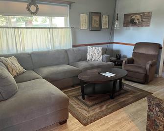Tucci House - Cozy Historic Home - Sleeps 10 - McCloud - Living room