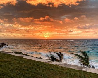 Coral Sea private beachfront panorama with infinity pool - Tucker’s Town