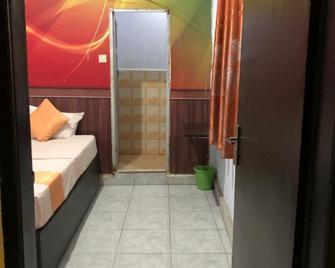 RedDoorz near Gedung Kesenian Palopo - Palopo - Habitación