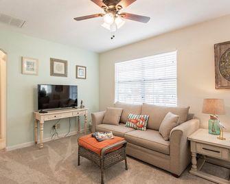 South Tampa, Hyde Park, Bayshore, Univ Tampa, Tampa General, Riverwalk- 5 Stars! - Tampa - Living room