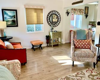 \'Starfish Bungalow\' Steps to the Ocean & Main St. Relax & make memories in SB. - Seal Beach - Living room