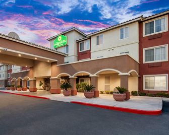 La Quinta Inn & Suites by Wyndham Las Vegas Red Rock - Las Vegas - Building