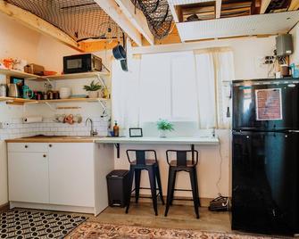 The Nest: Tiny home - Colorado City - Cocina