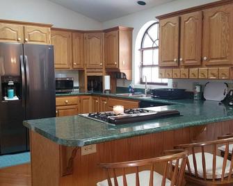 Very clean, quiet, 3/4-acre adorable getaway, near Strip/Downtown - לאס וגאס - מטבח