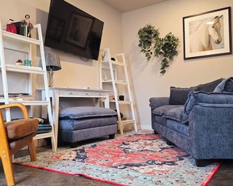 Bed & Breakfast Nook Fenced Yard Hot Tub Heated Floors Pet Friendly - Saint Regis - Living room