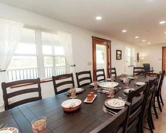 Charming farmhouse in Rockwood 4 bedrooms fireplace with pond serene and scenic! - Rockwood - Comedor