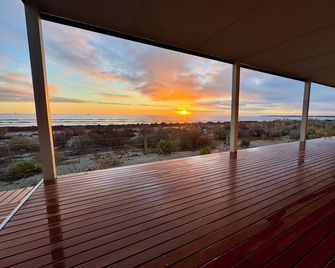 Beach Bliss Wallaroo Absolute beachfront location - step straight onto the sand - Wallaroo - Balcone
