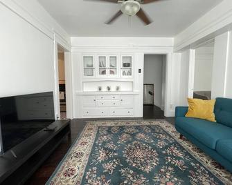 Bright and Charming Upper 2 bedroom near happening Pine Ave, Long Beach! - Long Beach - Wohnzimmer