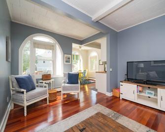 Endless Summer- heated pool- close to beach - South Haven - Living room