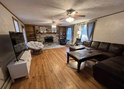 Spacious 5 BR Home w/ Hot Tub - North East - Living room