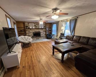 Spacious 5 BR Home w/ Hot Tub - North East - Living room