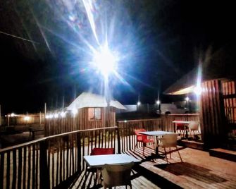 Rest Camp Lodge - מנזיני - מרפסת