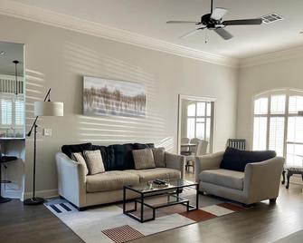 Beat The Heat With A Pool Great For Lsu Games - Prairieville - Living room