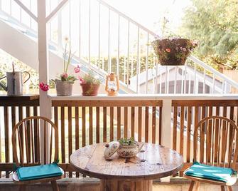 The Wayward Inn - Chemainus - Balcony