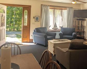 3 Bedroom 2 Bath Carriage House (Pet Friendly) - Bar Harbor - Living room