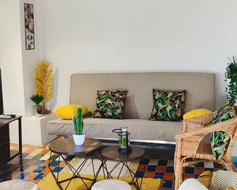 Casa Luzon, terraza-solarium con ducha y salon rustico - Villarejo de Salvanés - Sala de estar