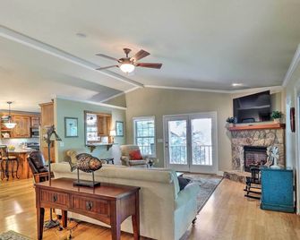 Lake Chatuge Retreat w/ Dock & Mtn Views! - Hayesville - Living room