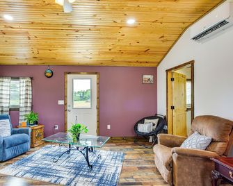 Northeast Texas Vacation Rental About 6 - Commerce - Sala de estar