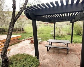 Walkout Basement from a Superhost! - Lyons - Patio