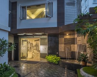 Hotel Emirates - Kolkata - Building