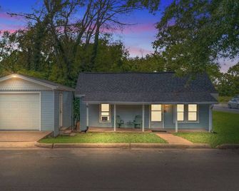 Cozy Cottage: Under 10 minutes to Pickwick Lake, downtown, & conference center! - Florence - Gebouw