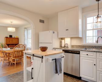 Charming Farmhouse: Walk to Village + Trails! - East Burke - Kitchen
