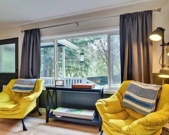 Peaceful + Chic Oasis: Fire Pit, Grill, Yard - Longview - Wohnzimmer