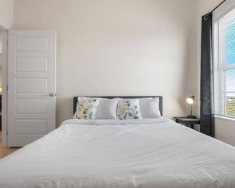 The WorkNest Stylish Stay w Desk & Fast Wi-Fi - Laredo