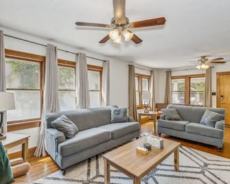 Renu At Ict St Claire House - Wichita - Living room