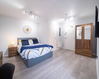 Stylish Studios with Ensuite, Separate Kitchen, and Prime Location in St Helen - St. Helens - Bedroom