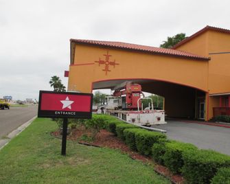 Magnuson Hotel Brownsville - Brownsville - Building