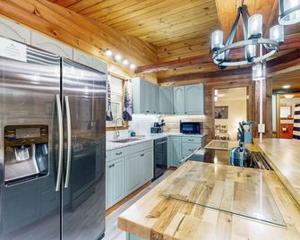 Charming centrally located cottage, screened in porch and walk to lake - Alton - Kitchen