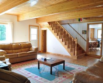 The Cedar Yurt at Cabot Shores Wilderness Resort - Indian Brook - Sala de estar