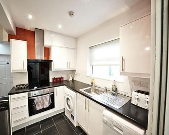 The Great Airport Place - West Drayton - Kitchen