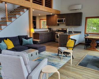 Private, spacious retreat at Mt. Point. Generous covered porch. No added fees. - Ketchikan - Living room