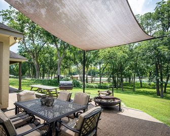 Pecan Shores Retreat by RedAwning - New Braunfels - Patio