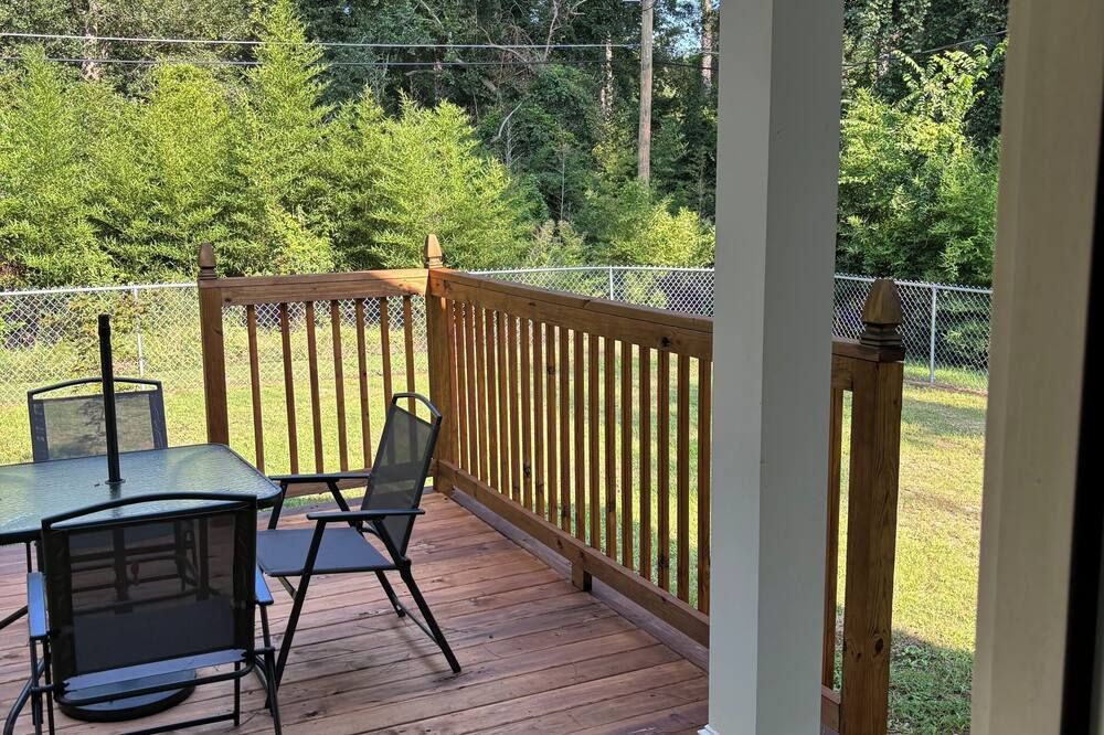 Cozy 1-bedroom house in serene Barnwell with AC by the lake - Barnwell - Balkon