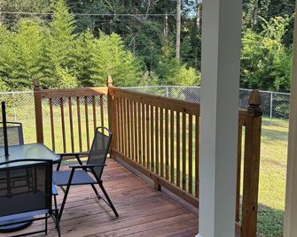 Cozy 1-bedroom house in serene Barnwell with AC by the lake - Barnwell - Balkon