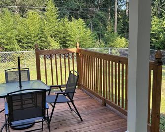 Cozy 1-bedroom house in serene Barnwell with AC by the lake - Barnwell - Balkon