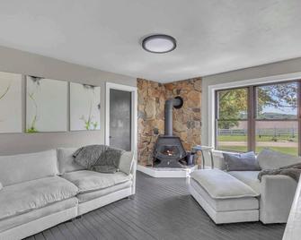 Chic Country Home W Sprawling Acreage - Portage - Obývací pokoj