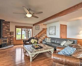 Grand Lake Gem with Private Boat Slip and Grills! - Presque Isle - Sala de estar