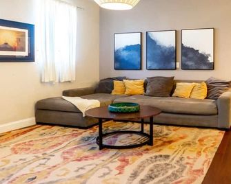 Vibrant Cwe Escape | Prime Location / Abodebucks - St. Louis - Ruang tamu