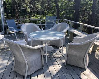 Quaint 2 Bedroom Cottage Overlooking White Pond - Chatham - Balcony
