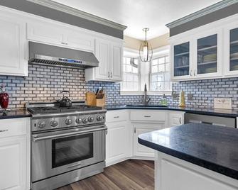 Adelines Lake View Elegant Home in Gated Community Sleeps 15 - Russellville - Kitchen